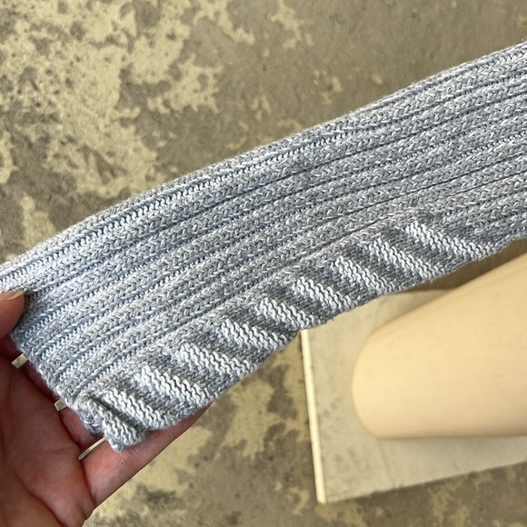 Excellent condition Lululemon cable knit full zip sweater - Picture 4 of 14